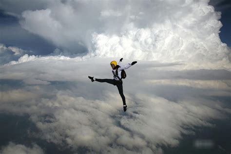 俄罗斯19岁女孩成“空中舞者” 高难度跳伞（组图） -国际频道-新华网