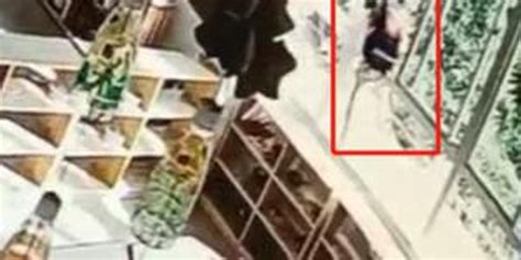 年轻女孩坠楼全程被拍摄 女孩跳楼过程高清图_房产资讯-北京房天下