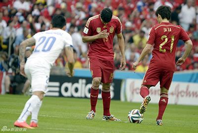 西班牙VS智利 西班牙队获得前场任意球机会 - 滚动 - 华西都市网新闻频道