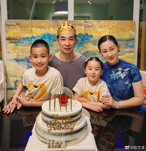 赵文卓晒照庆祝50岁生日 戴皇冠与家人切蛋糕幸福温馨 -- 眼界，放眼世界