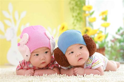 双胞胎图片-双胞胎姐妹在玩玩具素材-高清图片-摄影照片-寻图免费打包下载