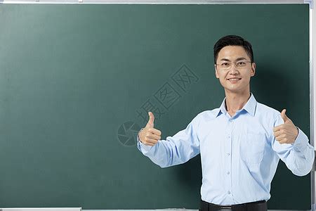 黑板前的男性教师讲课高清图片下载-正版图片501599322-摄图网