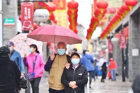 春雨光临京城，游人慢行赏景_京报网