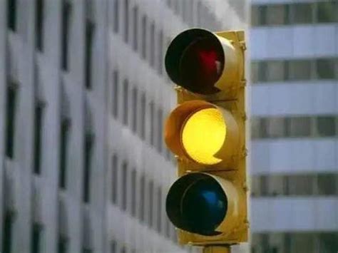 红灯闯了一半，停在路中间算违章吗|违章|红灯|停止线_新浪新闻