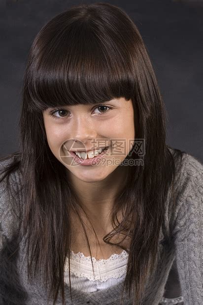 笑笑快乐的少年白色牙齿女孩微笑青春期女性高清图片下载-正版图片321002972-摄图网