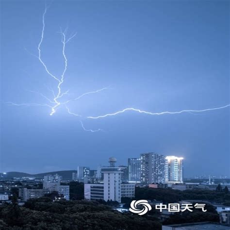 闪电划破武汉黑夜 镜头拍下震撼瞬间-天气图集-中国天气网