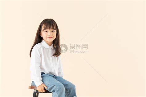 小女孩坐在椅子上高清图片下载-正版图片501371674-摄图网