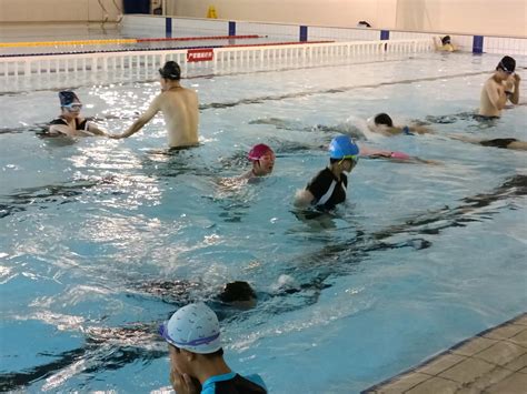 游泳课程助"双减" 掌握技能防溺水——练市一中开展暑期游泳体验活动