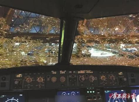 南航广州飞成都客机遭遇冰雹 客机前端受损成“花脸” - 四川 - 华西都市网新闻频道