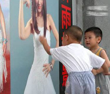 摸女生的胸图片