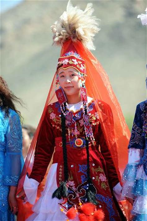 哈萨克族民族服装图片高清晰哪里可以看到？