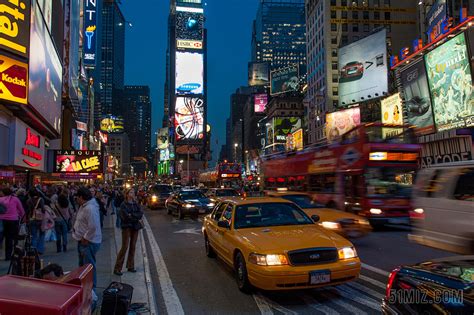 纽约市曼哈顿第42街沿线的夜高清图片下载-正版图片505329156-摄图网