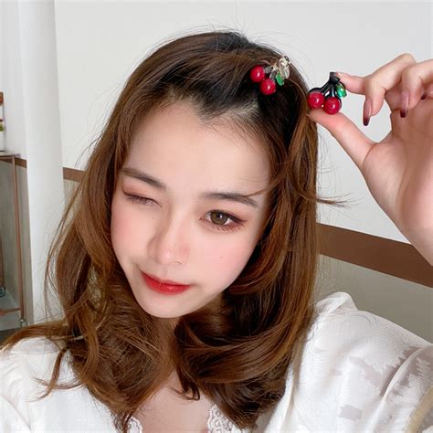 小夹子发型甜美女生头像