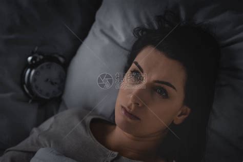 醒着的睡不着失眠的女人躺在床高清图片下载-正版图片504382549-摄图网