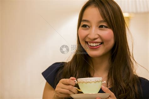 甜美女生喝咖啡头像图片