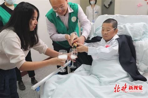 为圆癌症晚期父亲心愿，27岁北京男孩把婚礼现场办到安宁病房 | 北晚新视觉
