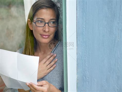 看信的女人高清图片下载-正版图片501440360-摄图网
