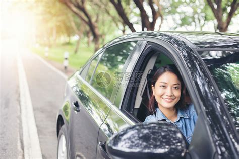 美丽的亚洲女在路上驾车旅行时微笑和愉快地开车畅驾驶男人高清图片下载-正版图片307885990-摄图网
