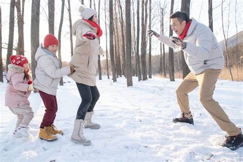雪地里做游戏的快乐家庭高清摄影大图-千库网