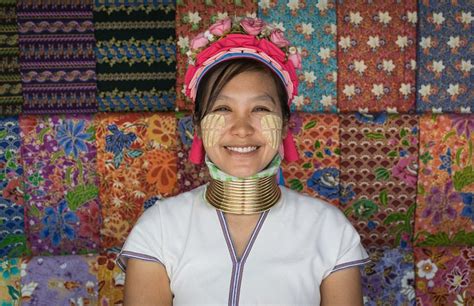 探访神秘泰国长颈族女人：5岁起带项圈终生不卸（图)_图片_中国小康网