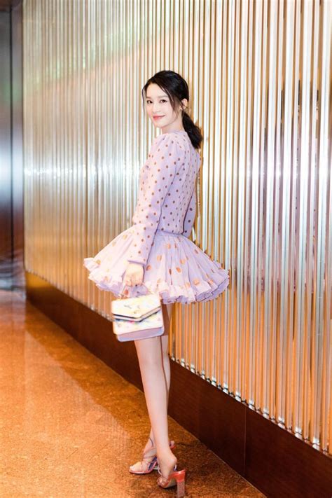 李沁首尔看秀 被韩媒称赞清新美貌和傲人美腿_TOM时尚