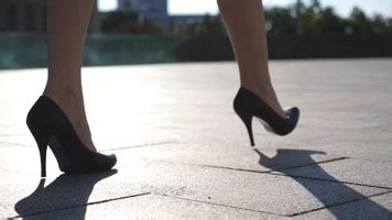穿高跟鞋走在路上的女人_1920X1080_高清视频素材下载(编号:5751154)_实拍视频_光厂(VJ师网) www.vjshi.com