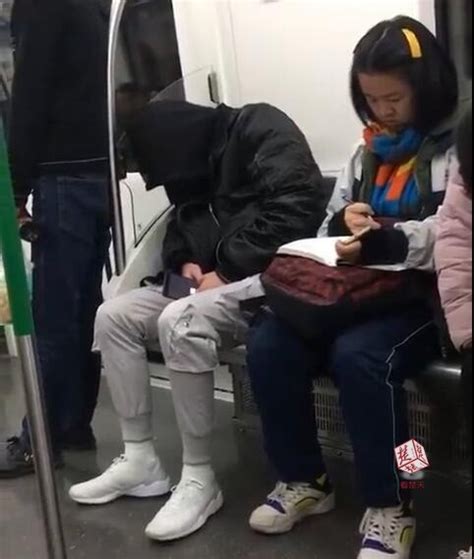 中年妇女抱孩子在地铁车厢撒尿，被指责还理直气壮的说：她憋不住