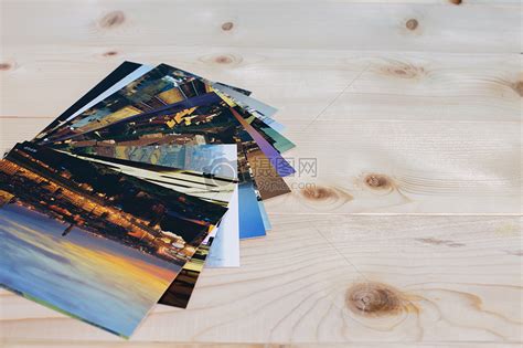 在模糊的背景前的木板空桌子在模糊美丽的度假村和景观山丘上的透视棕色木材与散景可用于展示或蒙插画图片下载-正版图片402297987-摄图网