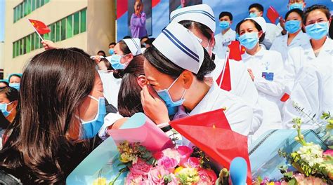 河南最后六批医疗队队员解除医学隔离 回家团聚-国际在线