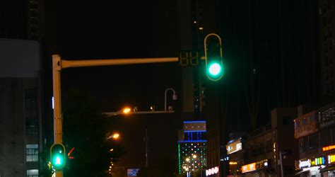 随手拍：十字路口，红绿灯前
