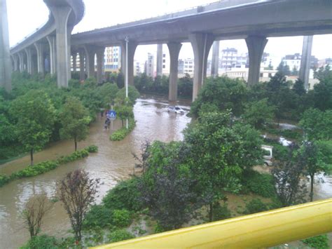 开屏新闻-昆明市区地铁施工挖坏水管，旁边小区淹惨了…