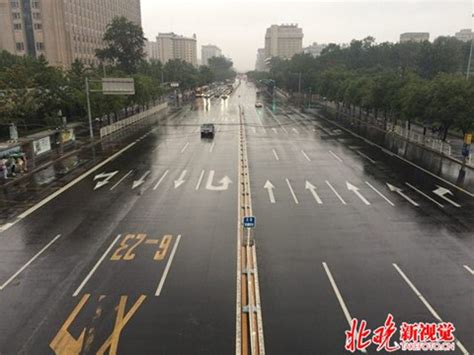 北京遭遇入冬后首场降雨 道路湿滑行人撑伞出行-图片-中国天气网