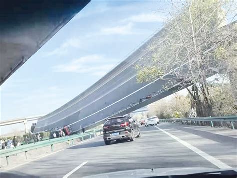 北方新报数字报-湖北一高速匝道桥侧翻 4人遇难8人受伤