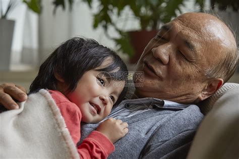 微笑的爷爷抱着孙子一起玩高清图片下载-正版图片502156885-摄图网