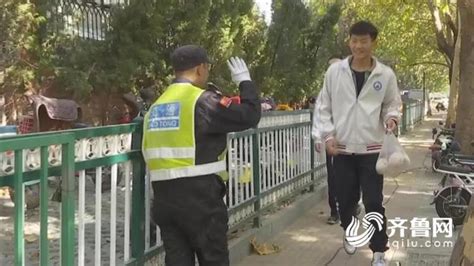 泰安一中学保安杨圣军为被堵救护车奔跑开路 - 综合资讯 - 商媒在线