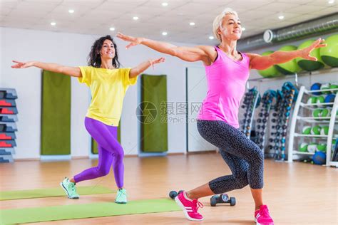 两个快乐的女健身模特跳尊巴舞高清图片下载-正版图片503506111-摄图网