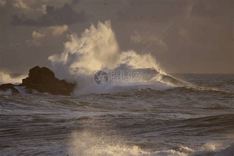 风雨如磐的海浪在日落时溅起高清图片下载-正版图片507342725-摄图网
