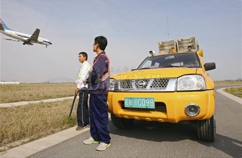 高温下的机场驱鸟员-中国民航网