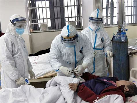 武汉同济医院11名重症新冠肺炎患者治愈出院