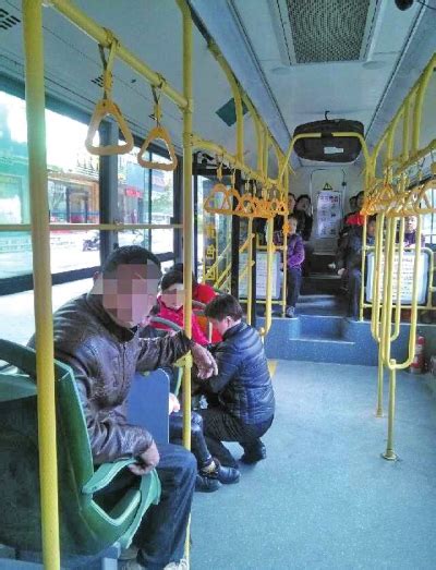 福州111路公交上演温暖一幕 乘客突发病众人送医 - 综合资讯 - 文明风