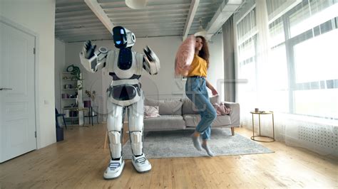 快乐女孩和机器人在一个房间里跳舞_3840X2160_高清视频素材下载(编号:6791455)_实拍视频_光厂(VJ师网) www.vjshi.com
