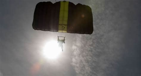 加拿大女子跳伞失败从1500米高空坠落但奇迹般生还 - 神秘的地球 科学|自然|地理|探索