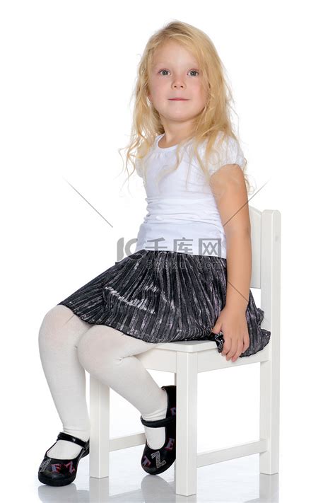 小女孩坐在凳子上高清摄影大图-千库网