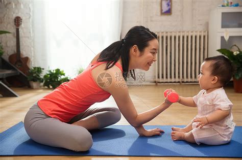 健身妈妈和宝宝高清图片下载-正版图片501919935-摄图网