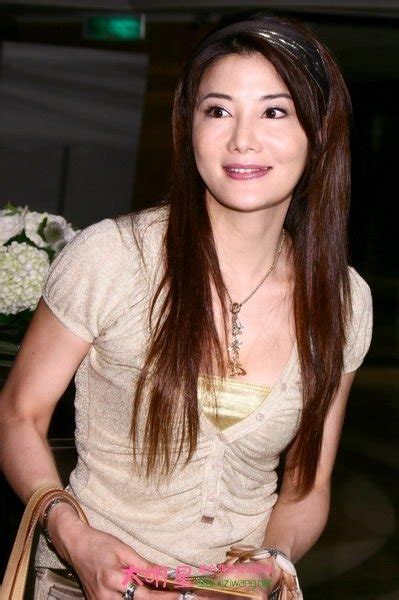 杨丽菁20岁到50岁的照片变化，网友：还是喜欢看年轻时的