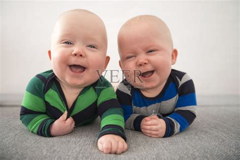 同卵双胞胎笑照片摄影图片_ID:140340397-Veer图库