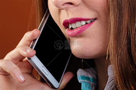 快乐的年轻女人说话会笑着打个电微笑的年轻女人会用电话高清图片下载-正版图片305079270-摄图网