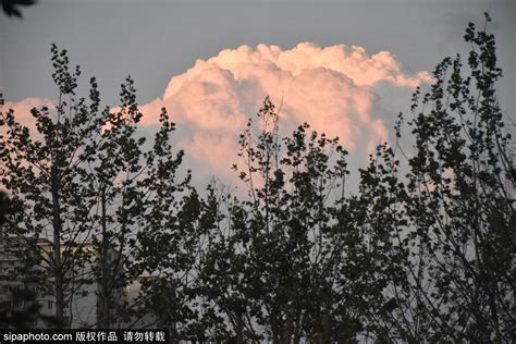 北京巨型“火烧云版”现身北京美不胜收