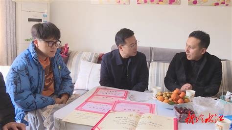 春节将至 冷水江市领导走访慰问教育系统专家人才_冷水江新闻网