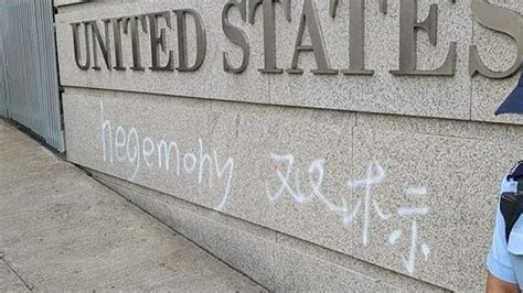 美国驻港澳总领事馆外墙被涂鸦“双标”“霸权”，一男子被捕_凤凰网视频_凤凰网